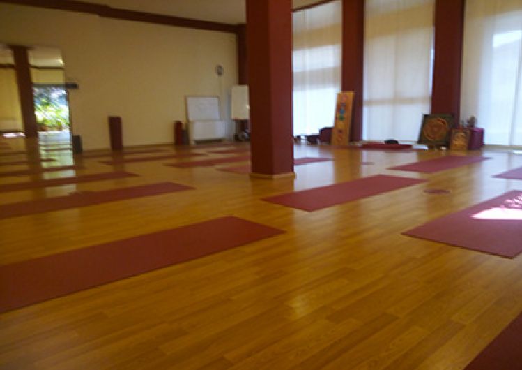 Sala-grande-yoga-rimpicciolita-per-sito(1).jpg